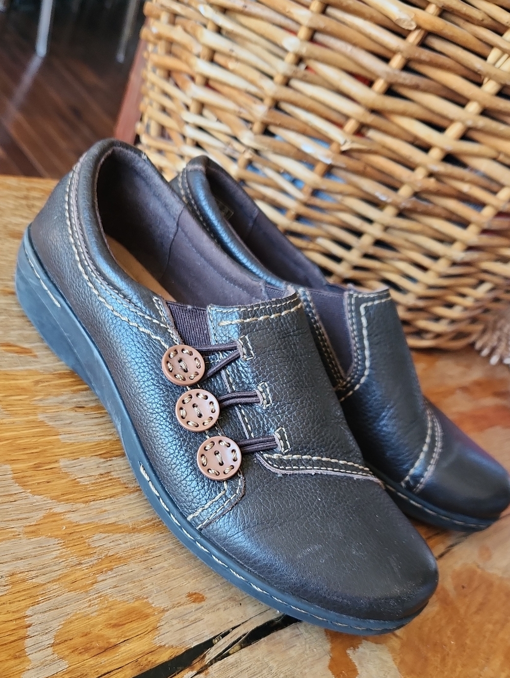Clarks sz 8 Casual Slip-on Shoes Buttons Loafers Women's Brown